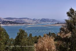 Image du Maroc Professionnelle de  Le barrage Oued El Makhazine, conçu pour le développement et  l'irrigation du périmètre du Loukkos. Ainsi les champs situés dans le triangle Ksar El Kébir, Larache, Moulay Bouselham profitent de cette infrastructure. Cette importante réalisation située sur El Oued Loukkos sert à la régularisation inter annuelle des débits tout en formant une protection contre les crues, au Jeudi 1er Septembre 2005 à cette datte le barrage dispose 309 Million de M3. (Photo / Abdeljalil Bounhar) 